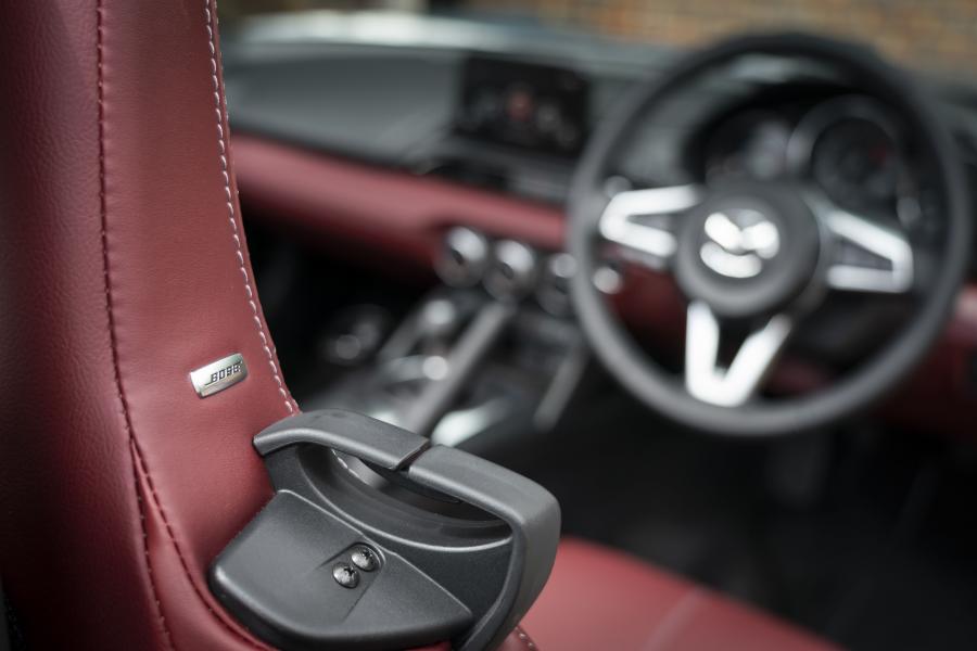 Интерьер Mazda MX-5 R-Sport (ND) 2020 года  (UK) (фото 80 из 86)